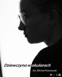 Read more about the article Wystawa Michała Piotrowskiego “Dziewczyna w okularach”