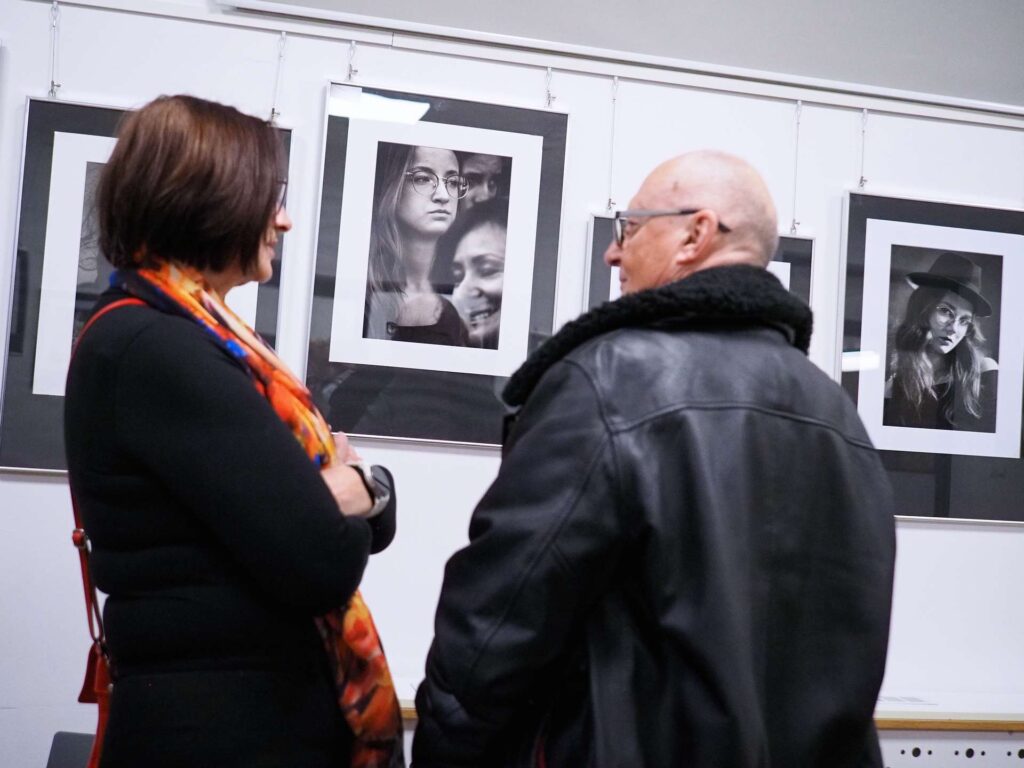 Wernisaż wystawy "Dziewczyna w okularach" odsłona V w Starym Sączu