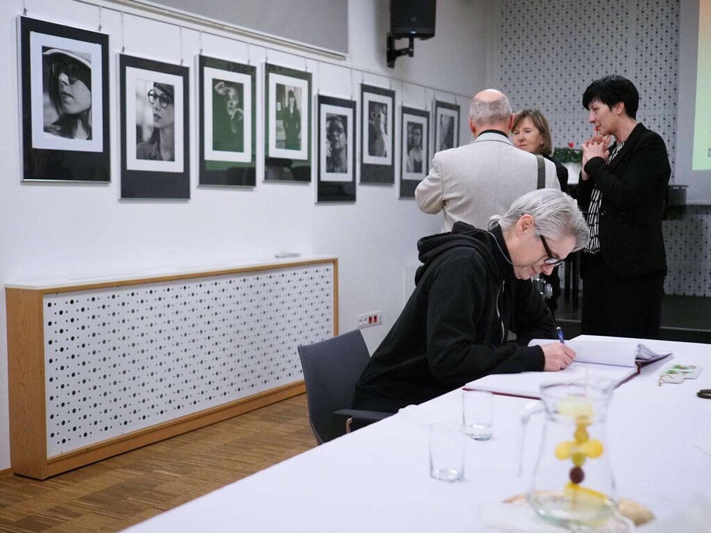 Wernisaż wystawy "Dziewczyna w okularach" odsłona V w Starym Sączu